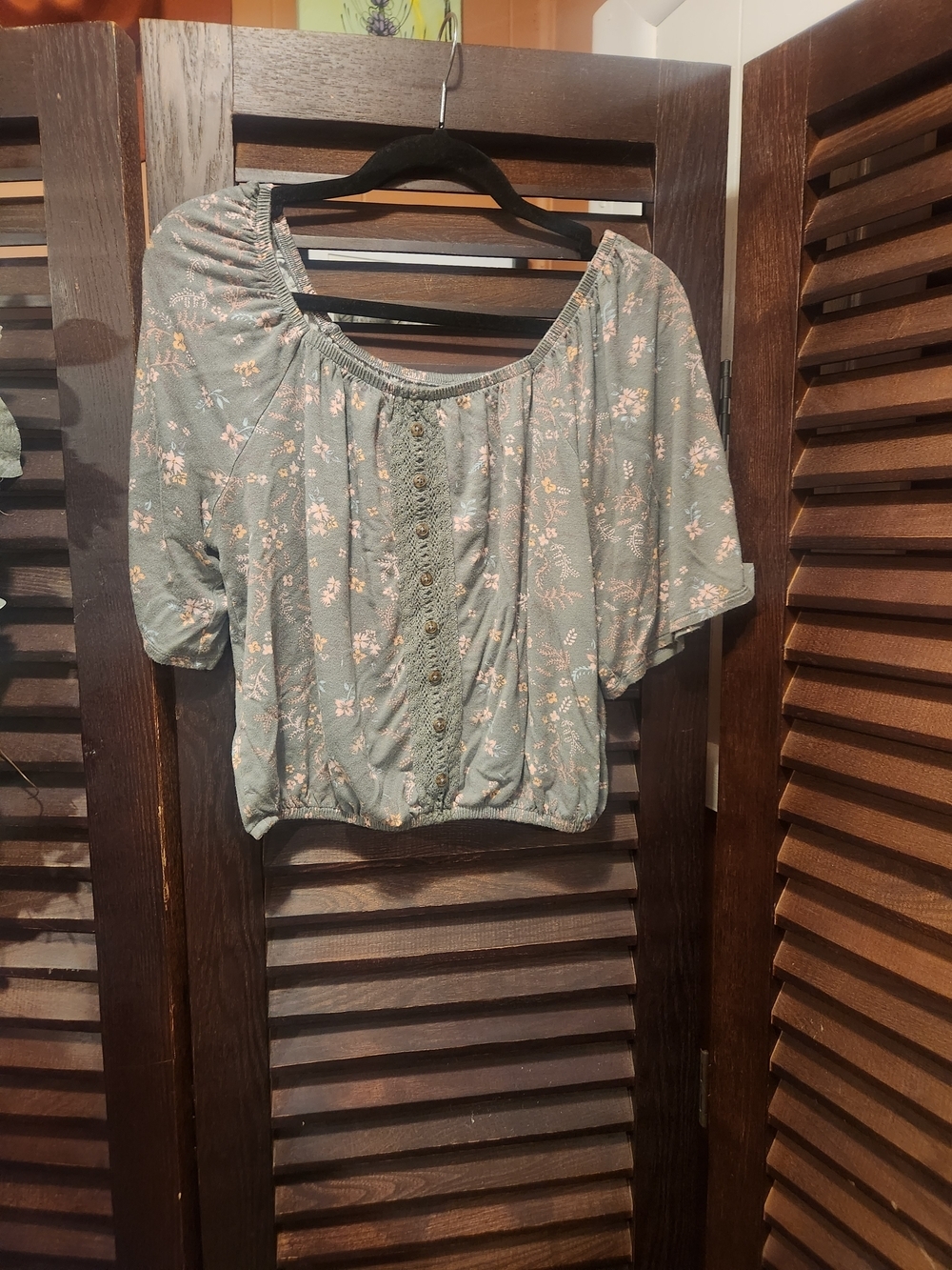 Mudd Grey Floral Button-Front Crop Top